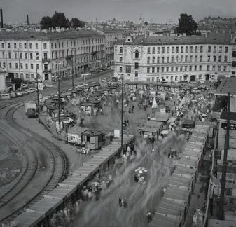 Сенная площадь в 1994 году. Трамвайные пути искривлены, обходя станционную шахту